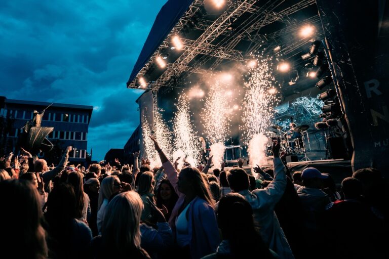 Una Evento del 2025 con giovani sotto un palco